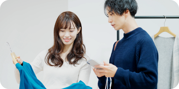 服を選んでいる男女