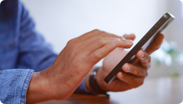 スマートフォンを操作している様子