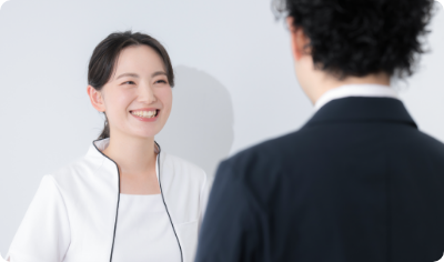 笑顔で話す女性