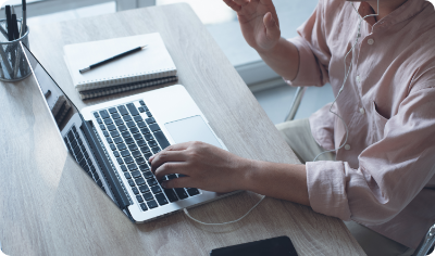 笑顔で話す女性